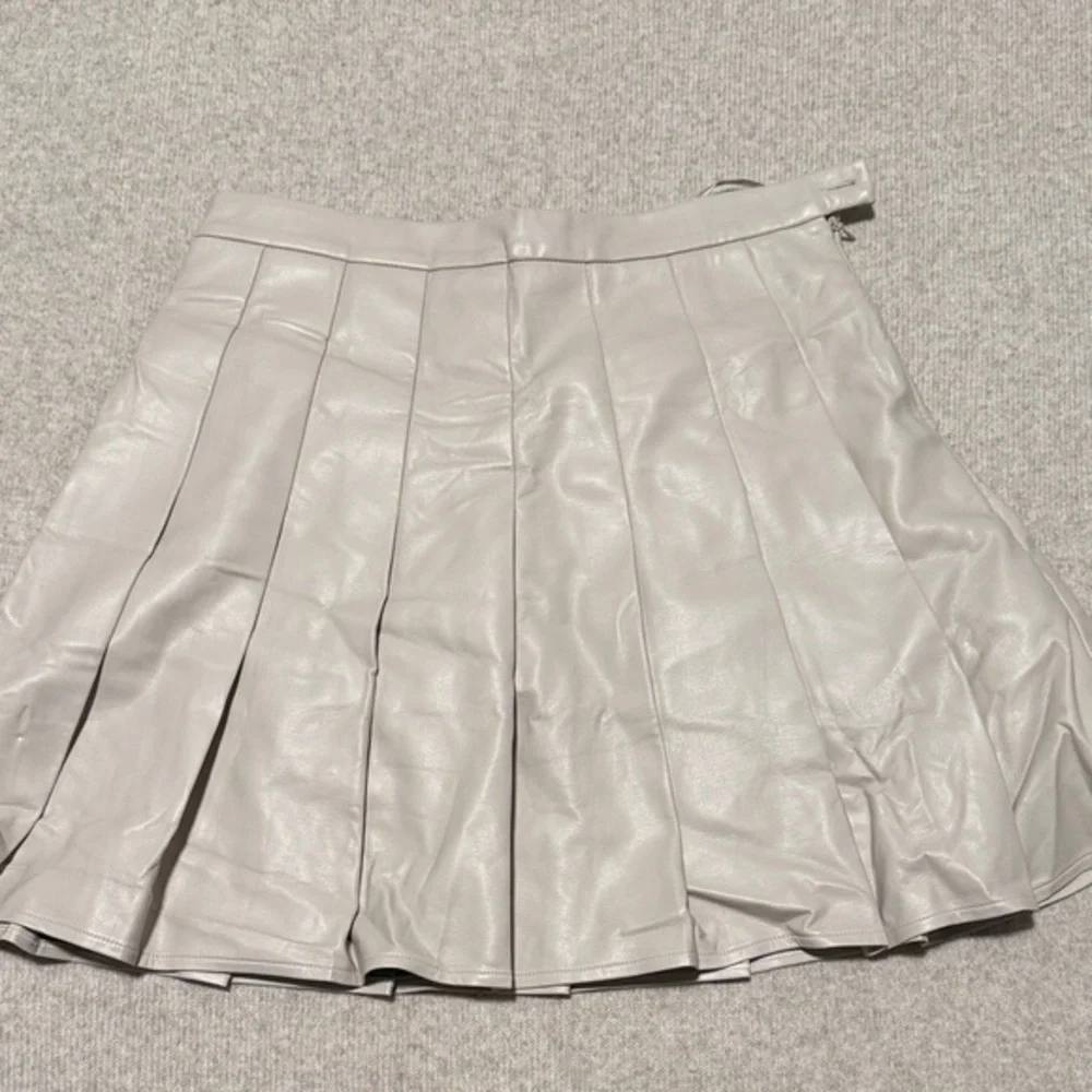Elegant Ecru Pleated Faux Leather Skirt, size M, worn once